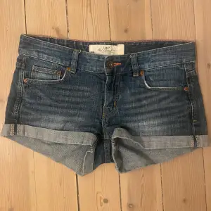 Supersnygga jeansshorts perfekta till sommaren, säljer pga har ett par andra liknande 💗 midjemått: 40 rakt över ❤️ 