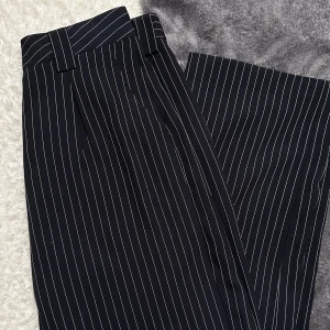 Randiga kostymbyxor - Mycket bra skick och sparsamt använda. Väldigt fin passform! 