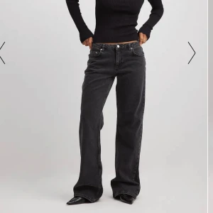 Svarta lågmidjade jeans  - Säljer dessa sjukt snygga, bekväma och smickrande jeans. Svarta och straight jeans. storlek 44. Originalpris: 699. Säljes för: 259. Pris kan diskuteras 