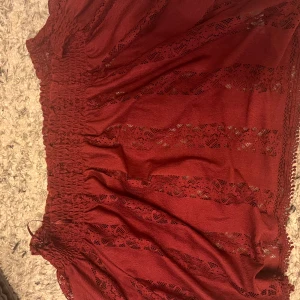 Vinröd off shoulder blus  - Jättefin blus i fint skick. Storlek M.