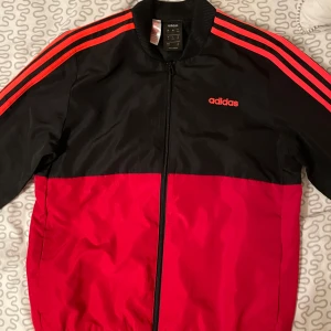 Adidas Full Zip Up SweatShirt - Adidas tröja, inga konstigheter, Zipen fungerar på ett perfekt sätt, Oanvänd alltså helt nytt  storleken syns på sista bilden. Fungerar för både män och kvinnor.
