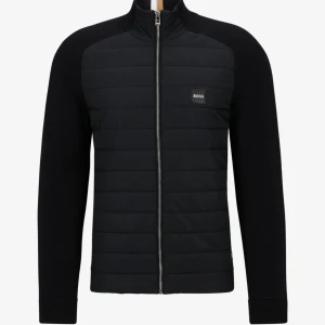 Hugo boss cardigan - En helt ny Hugo boss cardigan använd två gånger men kände att de inte riktigt var min stil så väljer o sälja denna, den är stl xl är men passar en som har L Pris kan diskuteras 