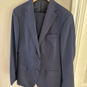 Oscar Jakobsson kostym - Fint skick Storlek 50 på kavajen, storlek 52 på byxan. (Pris kan diskuteras) nypris ca 8500 - 9000