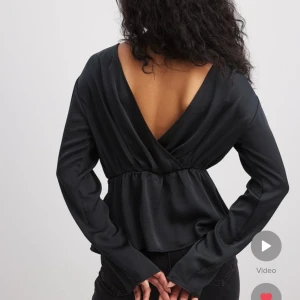 Blus NAKD - Säljer denna snygga blusen från nakd. Endast använd ett fåtal gånger och skulle säga att den är i nyskick. Man kan ha blusen åt båda hållen beroende på vart man vill ha v- ringningen. Priset går att diskutera