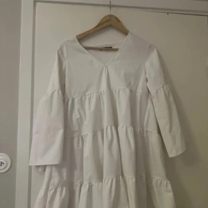 Vit sommarklänning  - Bra skick, inga defekter 