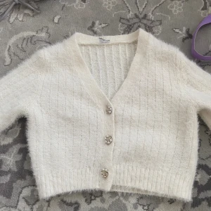 Kofta vit - Vit kofta med blomm knappar