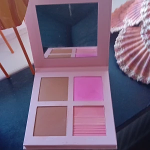 SÄLJER JÄTTEFINA " CAIA PALETT "NY &OANVÄND LIMITED EDITION! - Jag säljer en av mina jättefina  " CAIA PALETTER " som är NY & OANVÄND ! SLUTSÅLD hos CAIA! Köptes För 675 kr & säljs 550kr Denna magiska paletten innehåller två Bronzer ,en ljusare och en lite mörkare och 2 st Rouger en imagisk Rosa & 1 i Multifärg 