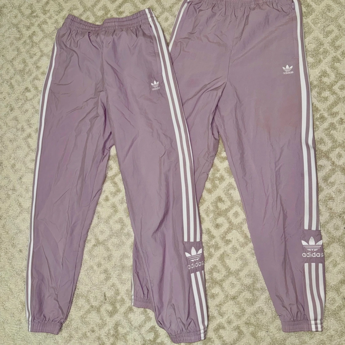 Adidas träningsbyxor storlek S kvar!