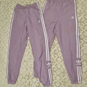 Adidas träningsbyxor storlek S kvar! - Ljus pastell siren lila adidas termo vind byxor, aldrig använda då de är för små för mig. Nyskick.  Storlek XS & den andra S. Båda i samma skick. 200kr/st. Skriv vilken du vill köpa så ändrar jag annonsen. 