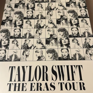 Taylor Swift  - The eras tour VIP paket, allt finns kvar , öppnat paketet för att kolla, det står 1000kr som pris men de är budgivning högsta bud vinner!   Bara seriösa köpare!
