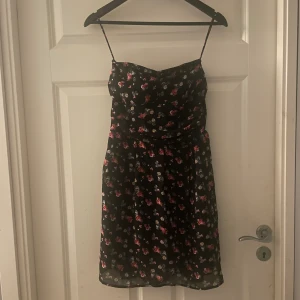 Strapless klänning - Superfin strapless klänning köpt på sellpy som tyvärr inte passar mig🥲 figursydd överdel med resår, storlek S från pimkie, nyskick🥰