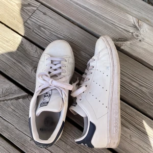 Adidas stan Smith  - Adidas stan Smith i storlek 40, de är använda men finns ingen defekt😍 nypris runt 1000 kr