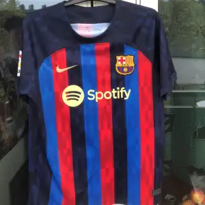 Hej Säljer en fin Barcelona tröja med Lewandowski på ryggen. Tröjan är i storlek M men passar även L eftersom den är stor i sorleken. Tröjan är splitter ny och skulle passat riktigt bra till sommaren. Påse till tröjan medföljer.