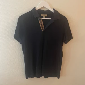 Burberry piké  - Riktigt snygg burberry piké som är färgen mörkblå och inga flaws eller liknande, använd fåtal gånger. Tveka inte på att höra av er🙌🏻