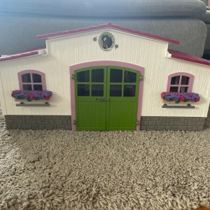 Schleich stall med hästar och tillbehör! - Jättefint schleich stall med hästar och tillbehör! Säljer då jag inte använder det längre. Det ingår ett stall,ca 20 hästar (Tre av dom är enhörningar) och massa tillbehör! En utav sadlarna är lite trasiga men funkar frf. Endast upphämtning gäller!