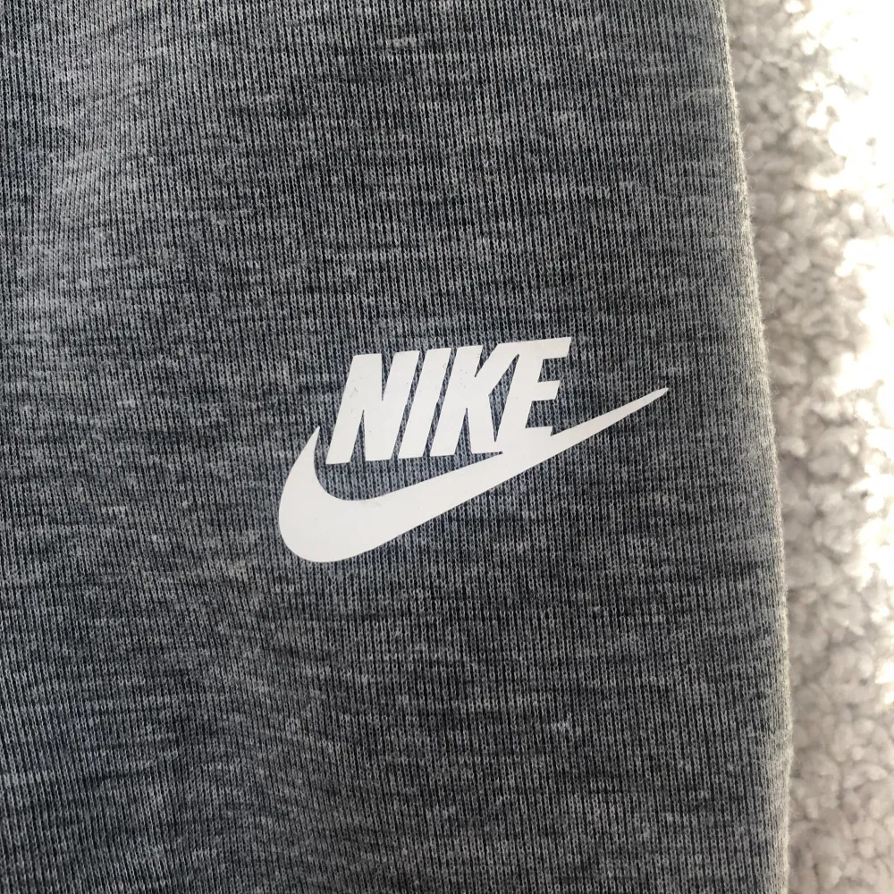 Hej tjena jag säljer min Nike mjuk byxor den är aldrig använda. Färgen på den är mörk grå/ svart. Jeans & Byxor.