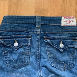 Lågmidjade bootcut true religon jeans (äkta). Midjemåttet: 78 cm och innerbenslängden: 81cm. Defekter se bild. Säljer pga de är förstora.