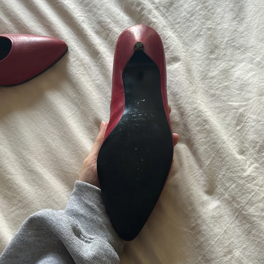 Ett par as fina röda kitten heels som TYVÄRR är förstora för mig:( De är i en perfekt röd o har en liten klack på kanske 2 cm. . Skor.