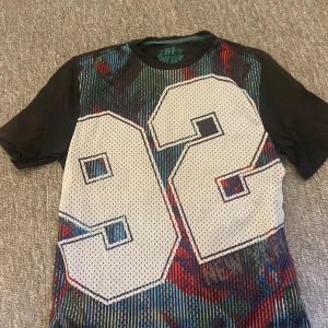 T-Shirt Beyond  - Fint skick, storlek 122-128