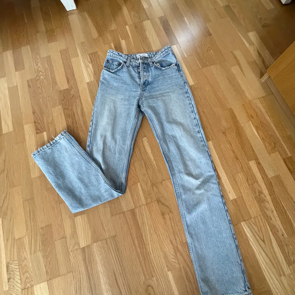 Ett par perfekta jeans för sommaren. Bild 1 & 2 är lånade från tidigare ägare, samma jeans. Passar bra i längden för mig som är 169 cm! . Jeans & Byxor.