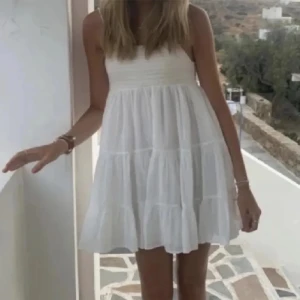 Vit klänning - Vit klänning från zara. Köpt här på plick. Inga defekter och storlek m. Skriv vid funderingar☺️Lånade bilder!! Kom privat för fler
