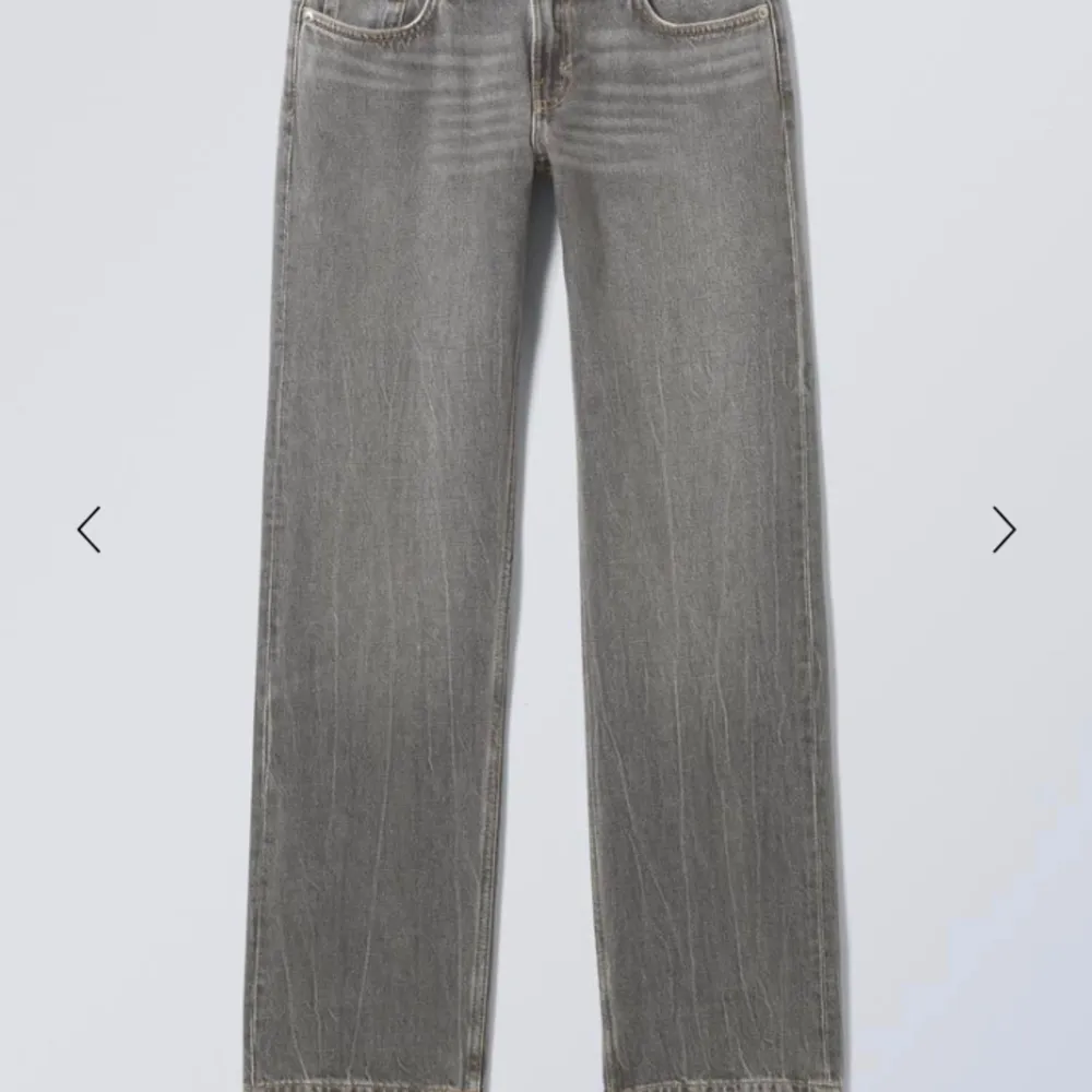 Jätte fina jeans från weekday, modellen är arrow low straight jeans💕. Jeans & Byxor.