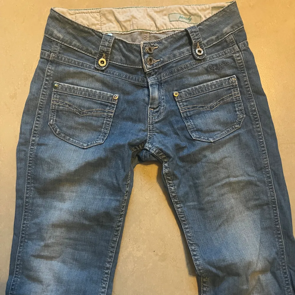 Lågmidjade gammal modell av pepe jeans som inte kommer till användning! Är avklippta nertill så passar perfekt för någon som är ca 155!. Jeans & Byxor.