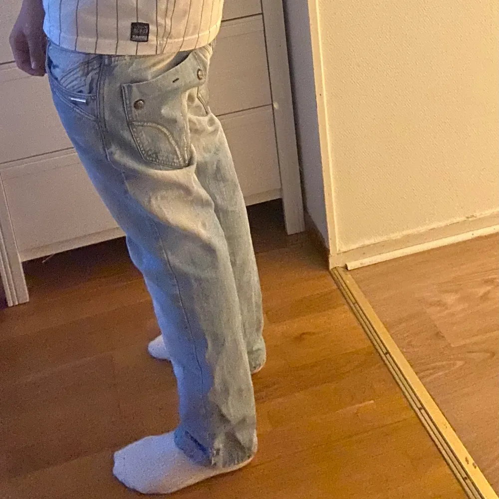 Par tvär feta dolce gabanna jeans. Säljer tyvärr för att det har blivit för små. Bakplåten har tyvärr gått sönder (sista bilden) men de är fortfarande skit snygga! Fråga gärna om fler bilder om ni vill ha 🤞🏽. Jeans & Byxor.