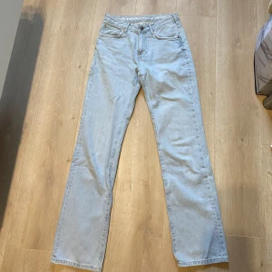 Jeans - Mid waist jeans som jag köpte på typ varnings. Använda en gång men gillade inte färgen på mig❤️ jag e 177  84 innerbenslängd 