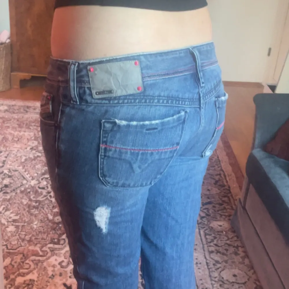 Unika lågmidjade jeans med rosa detaljer från diesel! Säljer pga att de är liiite korta på mig som är 170. Små i storlek så skulle säga att storleken är mer som w28. 100% bomull och har en liten vit färgfläck vid benet men den märks inte.. Jeans & Byxor.