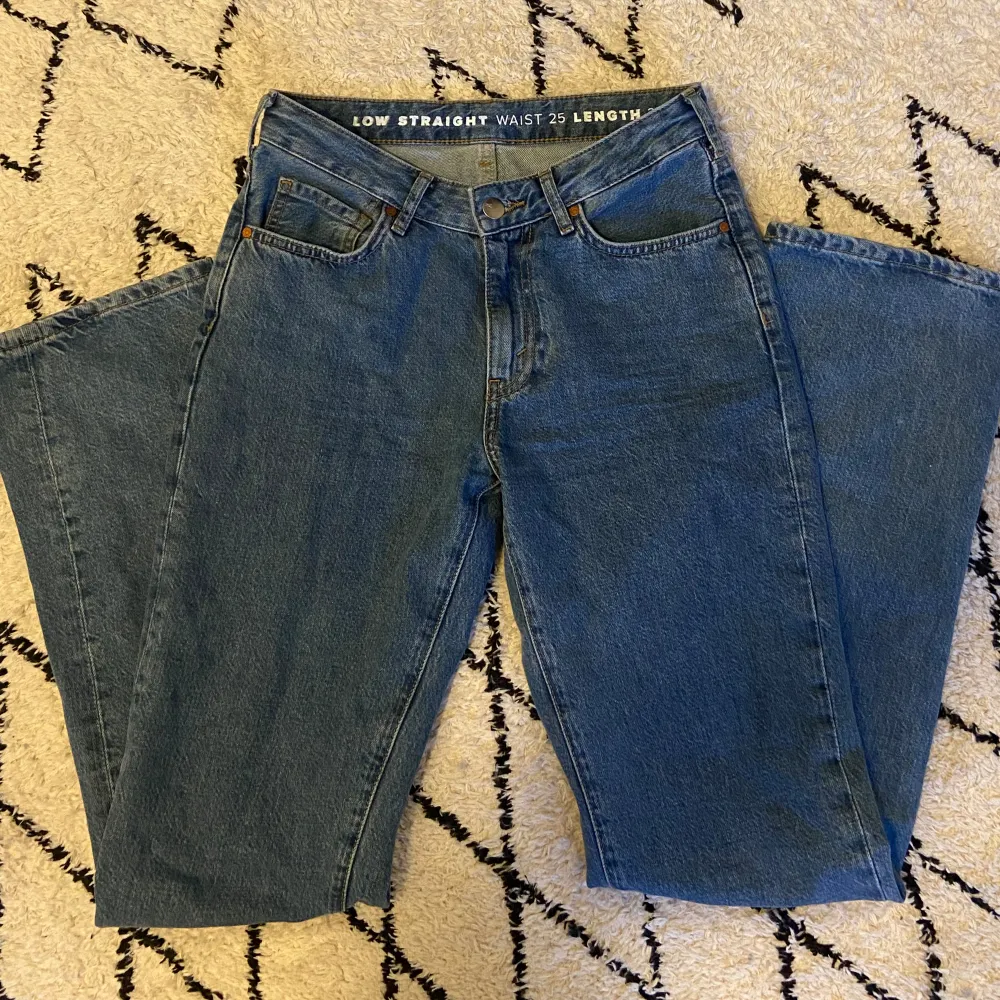 Låga blå jeans från never denim, använda 1-2 gånger. Lågmidjade och raka.. Jeans & Byxor.