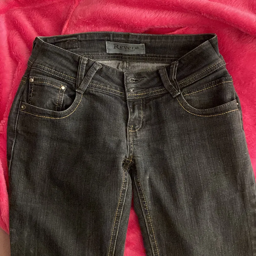 skit snygga revers jeans, har sytt om dom själv till bootcut. . Jeans & Byxor.