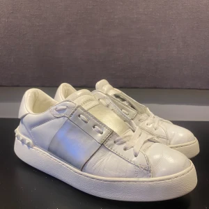 Valentino Open Skor  - Hej! Säljer nu mina skor storlek 38, från märket Valentino , relativt bra skick, tveka inte på att höra av dig om du har frågor eller funderingar kring skorna! 