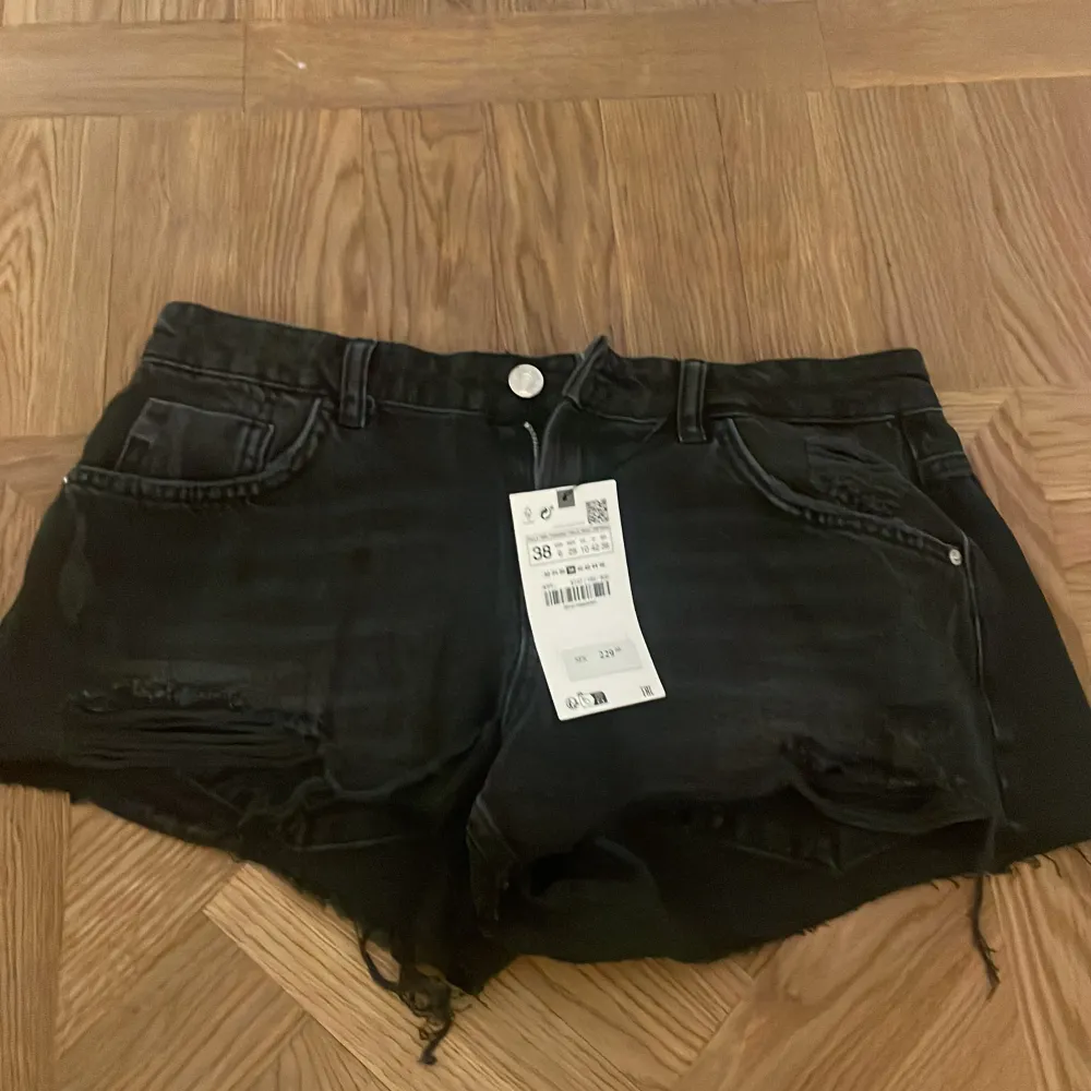 Säljer ett par snygga shorts från zara då de är för stora för mig 💕 aldrig använda och prislapp är kvar. Originalpris: 229 kr  Mitt pris: 150kr. Shorts.