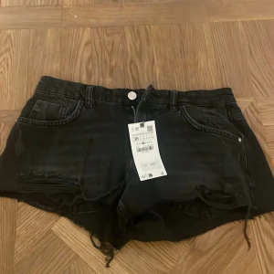Zara shorts  - Säljer ett par snygga shorts från zara då de är för stora för mig 💕 aldrig använda och prislapp är kvar. Originalpris: 229 kr  Mitt pris: 150kr