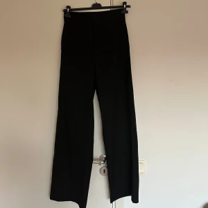 Kostymbyxor  - Säljer dessa supersnygga raka kostymbyxor från Lindex i modellen Lykke.