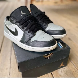 Jordan 1 low shadow toe - Jordan 1 low i bra men använt skick, inga defekter på skorna. Köra på restocks.