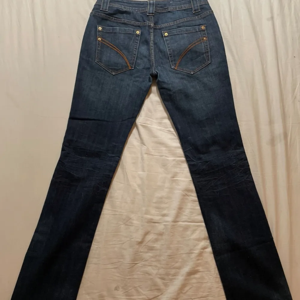 Vintage jeans med små stjärndetaljer! 🌟De har ingen strech och i storlek W29. Innerbenslängd: ca 82 cm, så rekommenderar för lite längre personer! Märket har flagnat av men var annonserade som Fishbone jeans. . Jeans & Byxor.