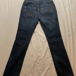 Vintage jeans med små stjärndetaljer! 🌟De har ingen strech och i storlek W29. Innerbenslängd: ca 82 cm, så rekommenderar för lite längre personer! Märket har flagnat av men var annonserade som Fishbone jeans. 