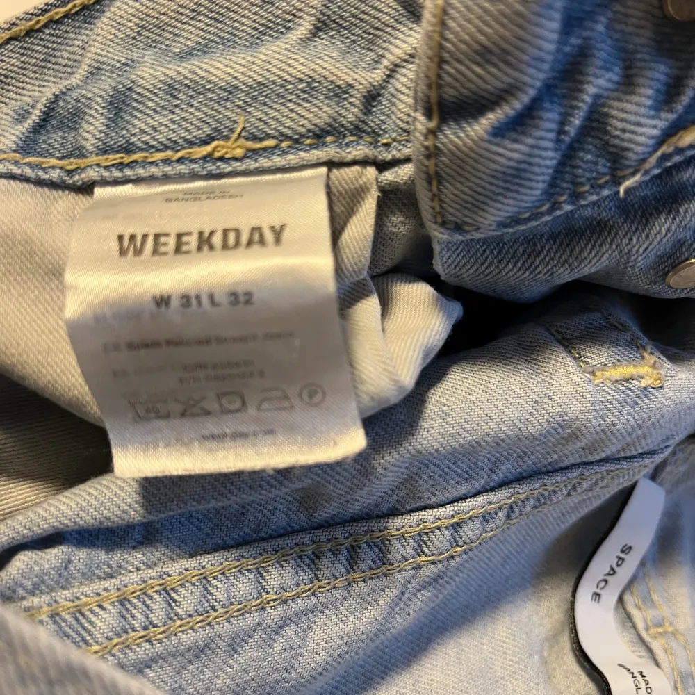Hej, Week day Jeans W31-L32. Använts ett par gånger sedan bara legat i skåpet. Priset är 250:- Pris går att diksuteras vid snabb affär. Mvh Top.brandz. Jeans & Byxor.