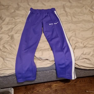 Palm angels byxor - Säljer ett par riktigt fina palm angels byxor i bra skick det finns två små flaws som finns på bilderna men det är ingenting man tänker på. Det är storlek S men passar M. Äkta såklart och kvitto finns. Priset är inte hugget i sten!