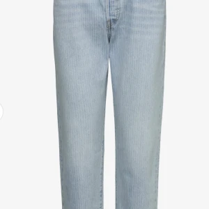 Randiga Levis jeans 501  - Randiga Levis jeans 501 i gott skick. Storlek 27:31 och något oversized på mig som är en storlek smal och 163 cm. Inköpta för 1000kr och säljes nu för 499 kr