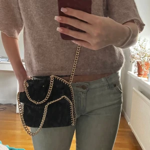 Stella McCartney Tore bag - Säljer denna super fina Stella McCartney liknande väskan som är i helt nytt skick, använd få gånger. Den är nästan exakt likadan som en äkta Stella väska, samma storlek och allt💗 kan mötas up i centrala Sthlm💗