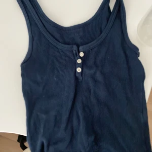 Brandy Melville top - Mörkblå top som inte används i storlek s/xs