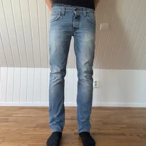 Säljer mina nudie jeans i modellen grim Tim. De är i bra skick och killen på bilden är ca 178 cm. Storlek 30/34