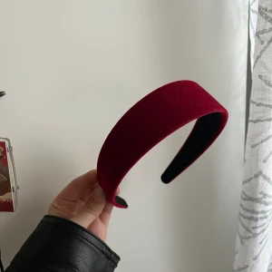 Rött hårband  - Fin, använd bara 1 gång
