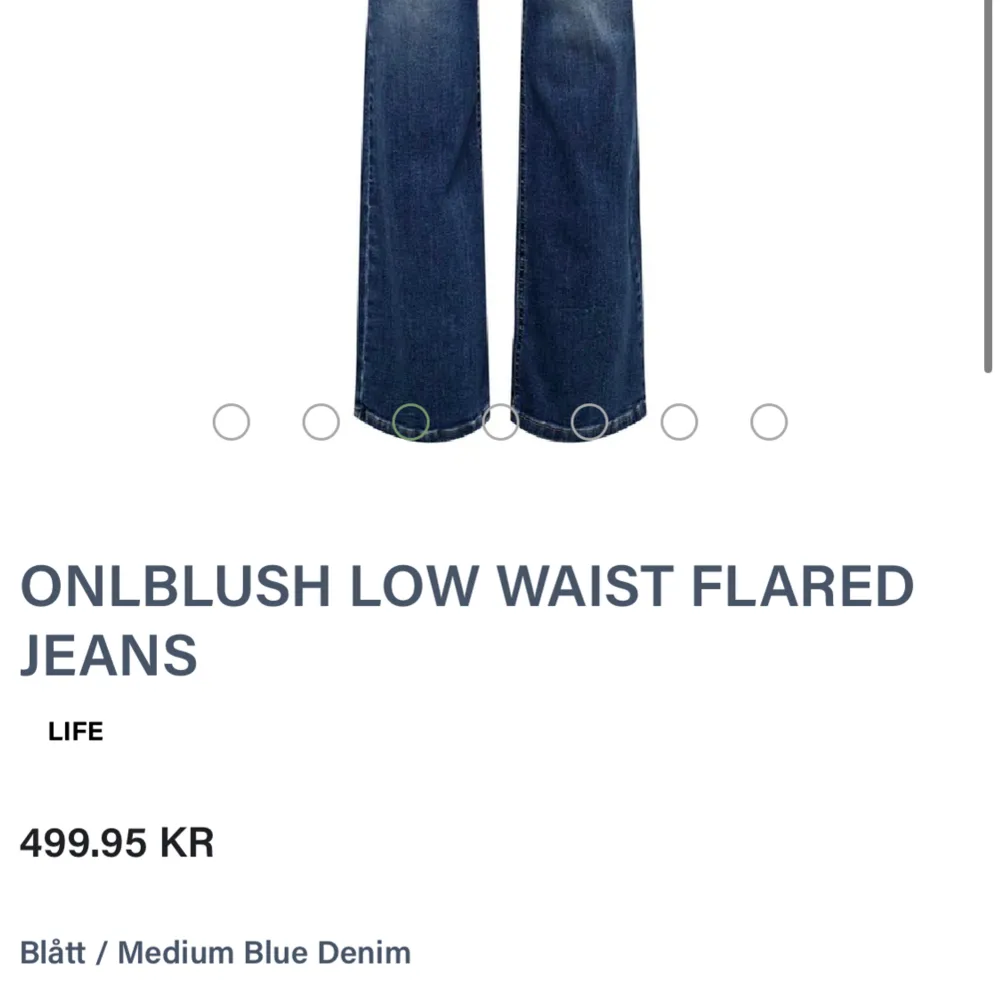 Slutsålda lågmidjade utsvängda jeans från ONLY, använd 2 ggr och köpta för 500 (se bild). Kontakta för frågor eller fler bilder. Är storlek xs/32 men passar xs och s (32,34,36) . Jeans & Byxor.