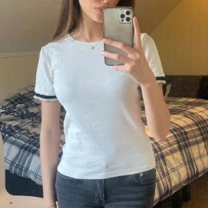 T-shirt med ärm detaljer  - Jätte söt t-shirt som är väldigt mjuk och skön!💛 Använd fåtal gånger och är i toppen skick! 