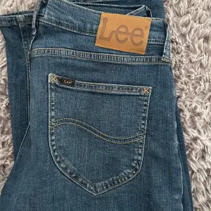 Lee jeans till salu I sjukt snygga och relativt bra skick I skick: 8/10 (använda) I små defekter som ni ser på sista bilderna I han på bilden är 176 I skriv om frågor eller funderingar 