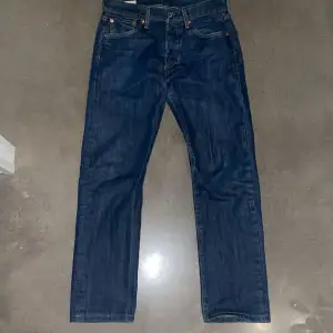 Levis 501 jeans i otroligt bra skick då det är noll skador Ord pris 1200kr mitt pris 149kr ❗️pris kan diskuteras❗️ Tar emot byten